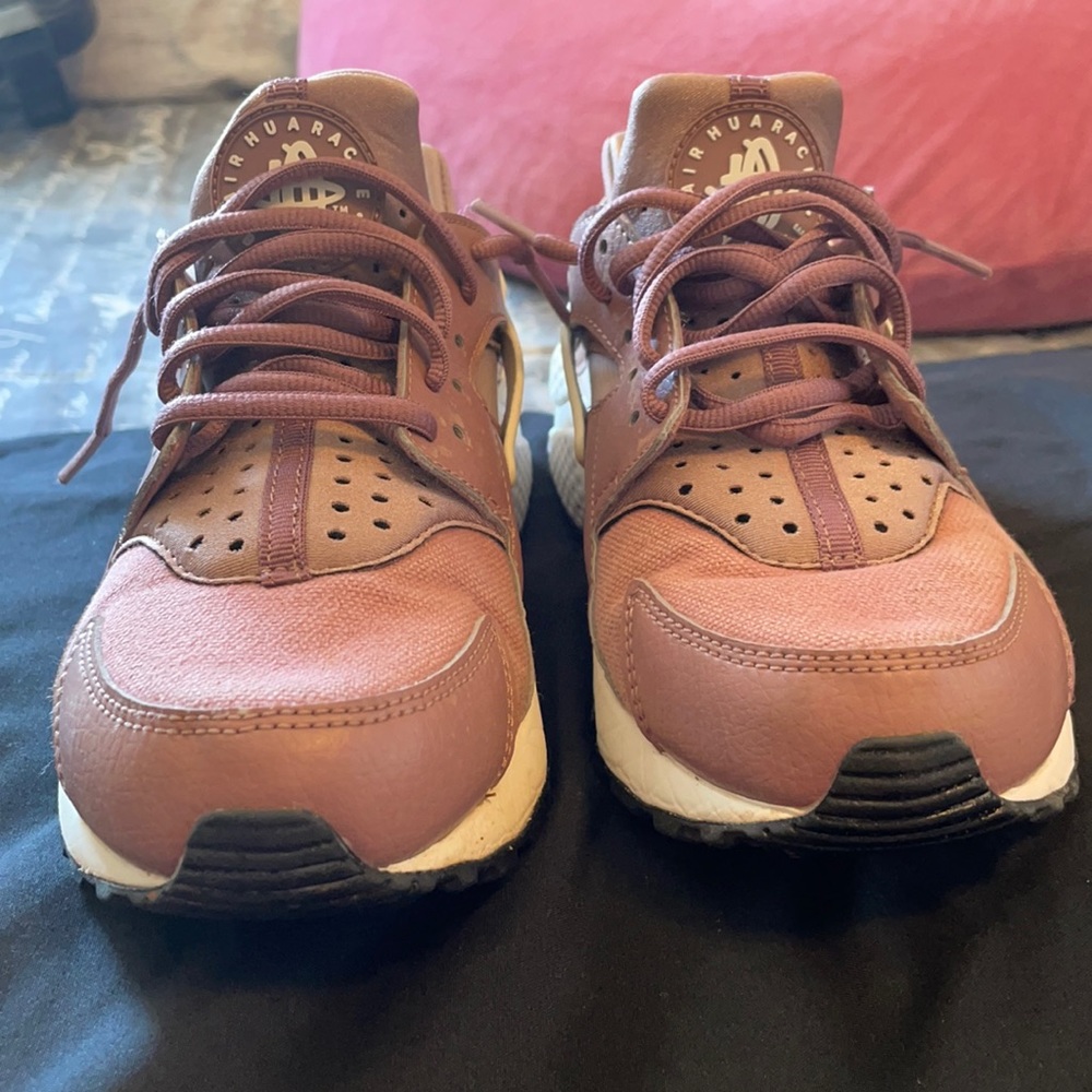 Pink Nike Air Huaraches. worn a handful of times